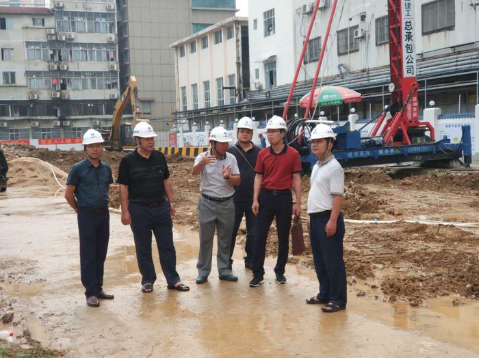 01公司党委书记、董事长陈祖训在施工现场旅行.jpg