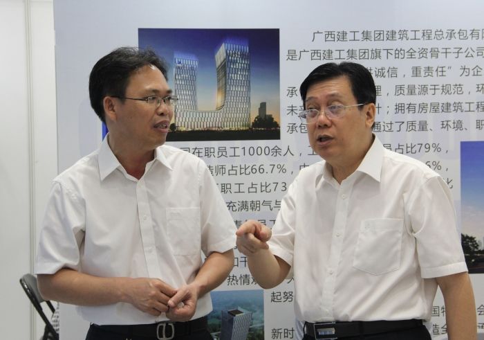 广西必发集团总司理、副董事长、党委副书记罗涛到公司展位审查.jpg