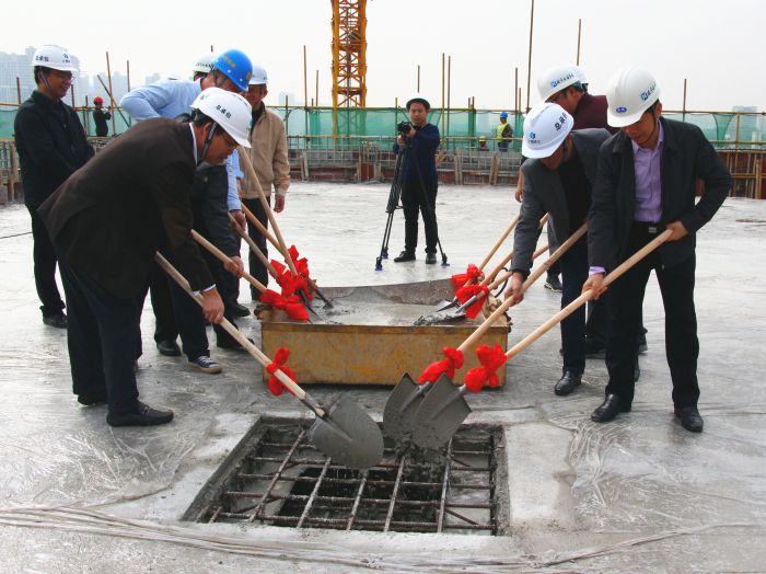 2各公司代表将最后一铲混凝土浇筑。。。。。王莹摄。。。。。.jpg