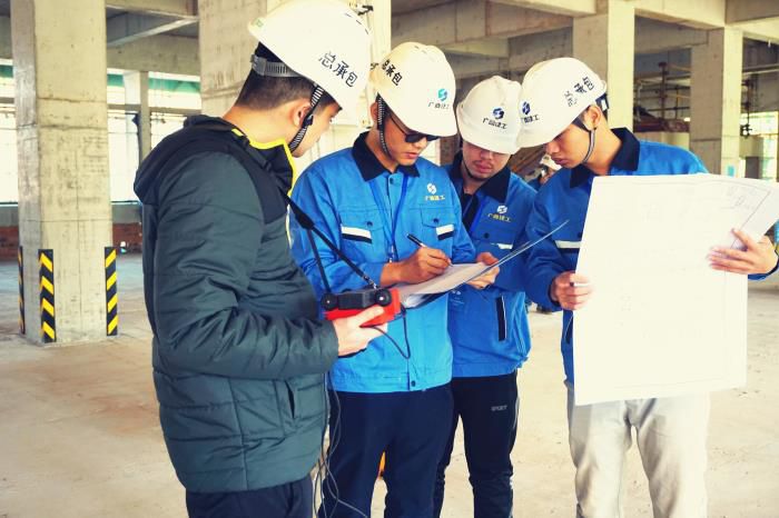 蔡仁辉（右一）加入现场质量测评事情，，，，，并虚心向先进讨教质量手艺控制知识。。。。。。谢微旋 摄.jpg