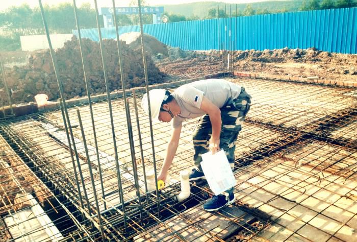 12月的深冬，，，，，蔡仁辉身着短袖在现场认真开展基础及底板检查。。。。。。刘子俊 摄.jpg