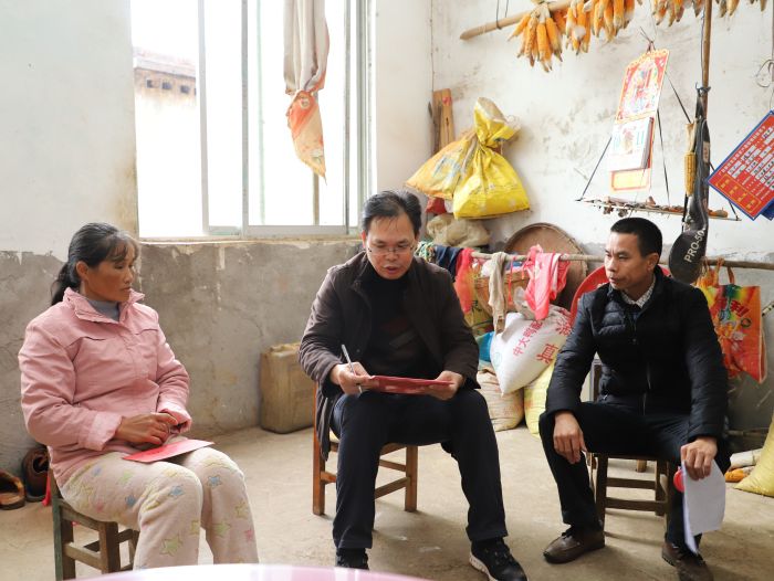 陈祖训与王才料的恋人举行攀谈，，，，，并增补完善帮扶手册。。。。。。。。.jpg