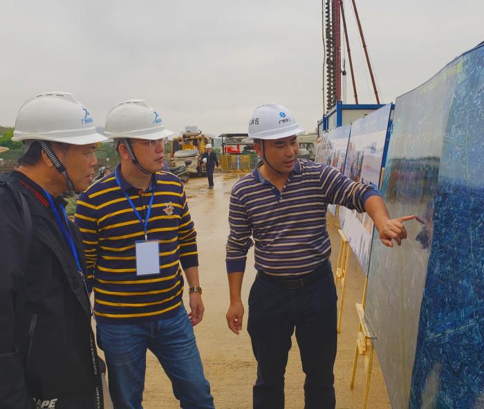 8.1项目认真人对现场举行解说。。。。。。杨弘桦摄_700x591.jpg