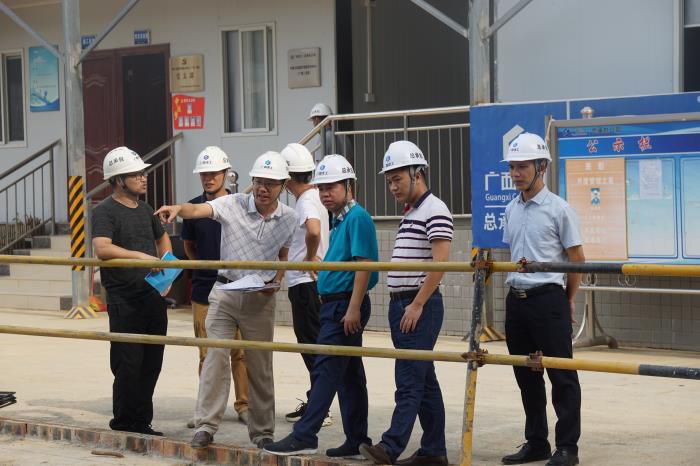 2岑廷义询问项目施工情形。。。。。刘萌萌 摄700.JPG