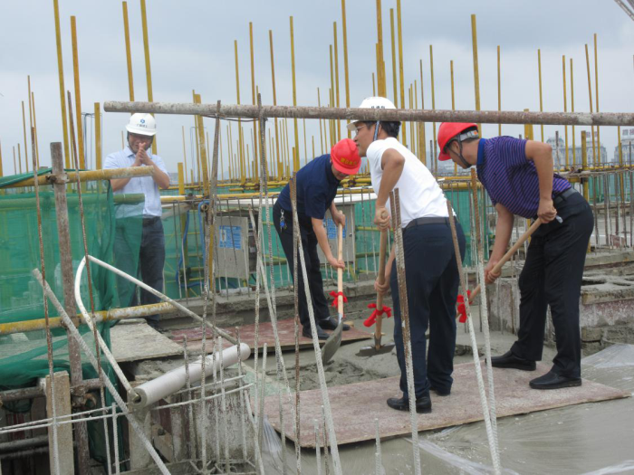 1.封顶仪式现场。。。。。。李丽淇 摄700.png