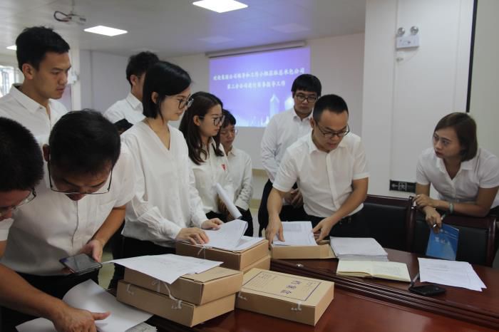 8.1检查相关资料。。。。。。邓灿滨 摄700.JPG