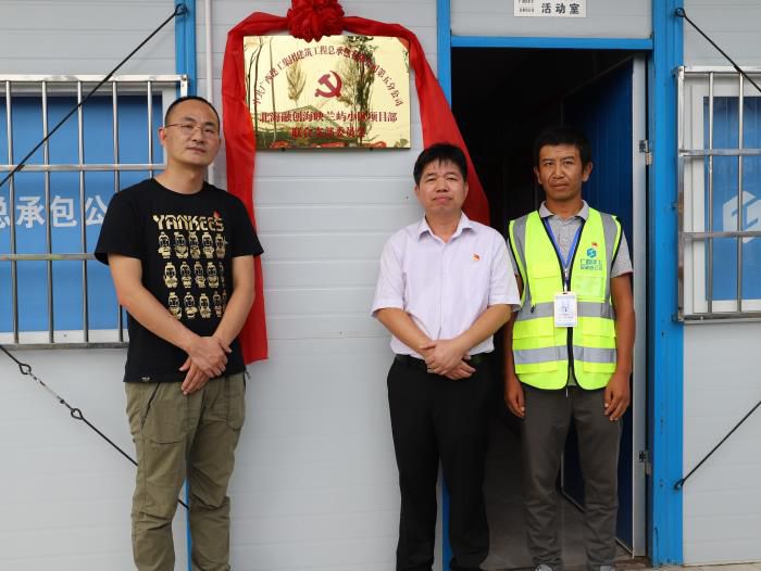 7.1揭牌现场。。。。。。杨钰 摄700.JPG