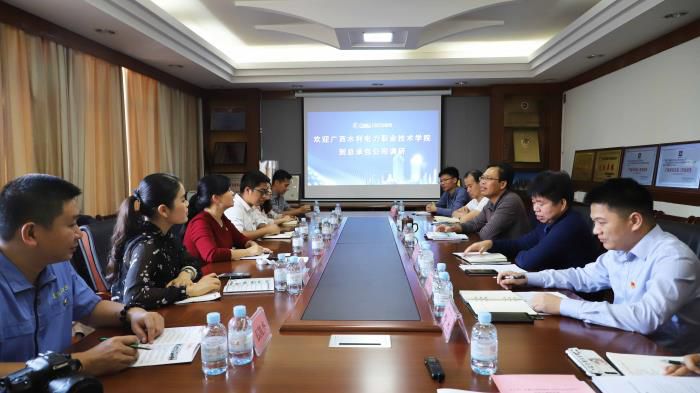 1.2座谈会现场。。。。。。。李立云 摄700.JPG