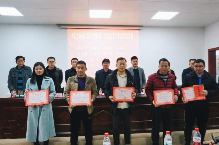 7.2优异员工颁奖。。。。。。。谢微旋 摄700.jpg