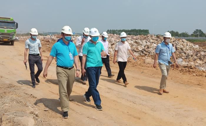 7.1检查现场。。。。。。陈其毅 摄700.jpg