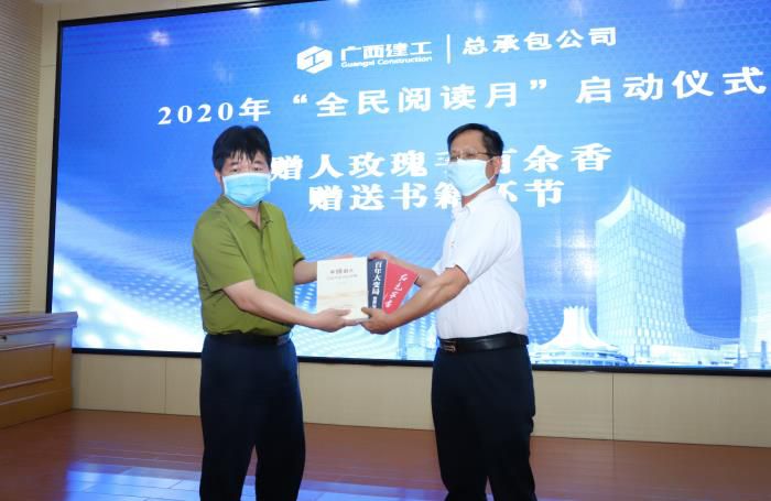 9.2赠书仪式。。。。。。。邓灿滨 摄700.JPG