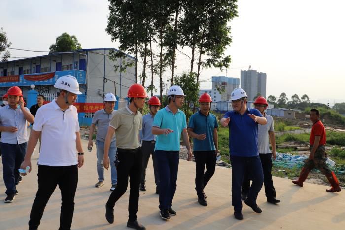 21.1陈祖训到贺州棚改项目调研。。。。。侯健杰 摄700.JPG