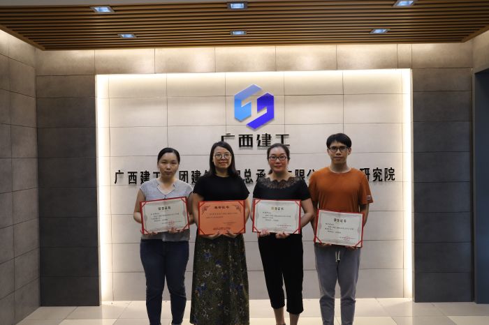 获奖小我私家合影 周煜川 摄.jpg