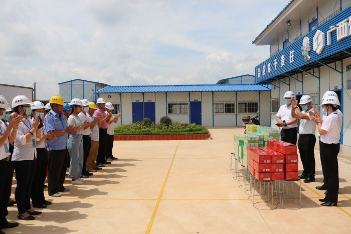 2送清凉现场。。。。。。 黄璐璐 摄.jpg