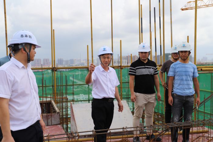 指导现场施工。。。。。。。。侯建杰 摄.jpg