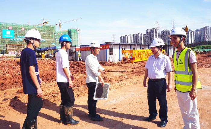 （备选。。。。。。。┽⒁迳钊胂殖∩蟛，，，，，，，，并与青年治理员亲热攀谈。。。。。。。。谢微旋 摄.jpg