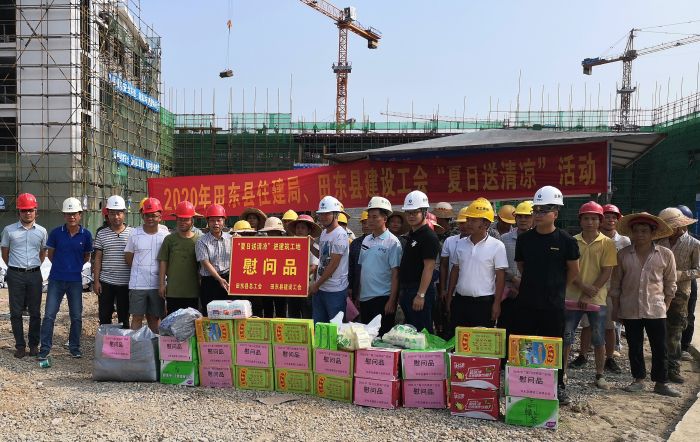 “送清凉”活动现场。。。。。。 梁武益 摄.jpg