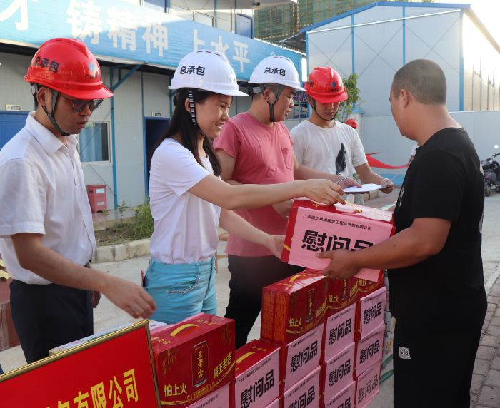 发放慰问品。。。。。。 杨俊峰 摄.jpg