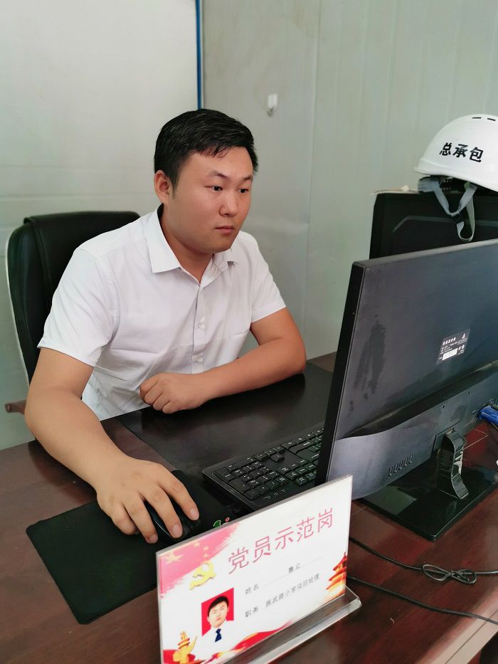 鲁立在办公室。。。。。。。冯翔  摄.jpg