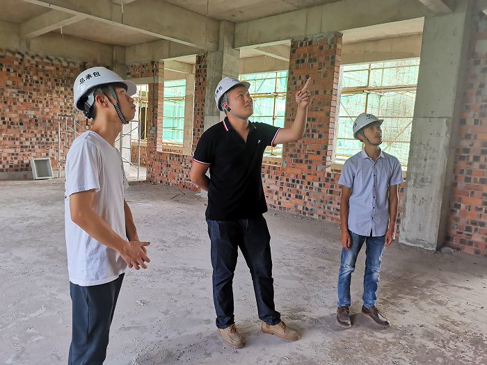 鲁立在现场指导事情。。。。。。。冯翔 摄.jpg