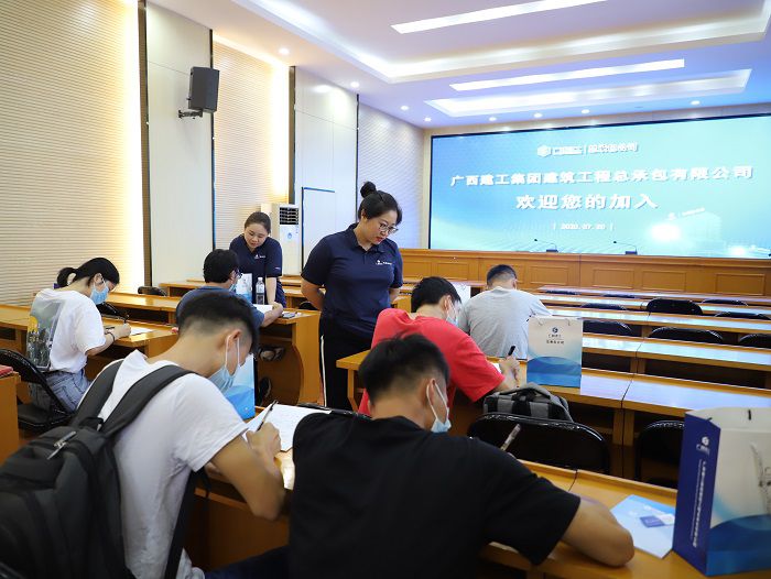 新员工签署劳动条约。。。。。。。。李立云 摄.JPG