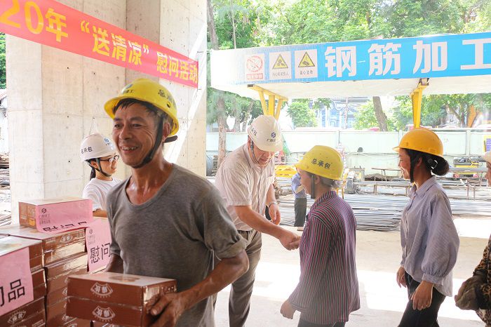 区工业设计院住宅项目送清凉。。。。。。。张钊林 摄.JPG