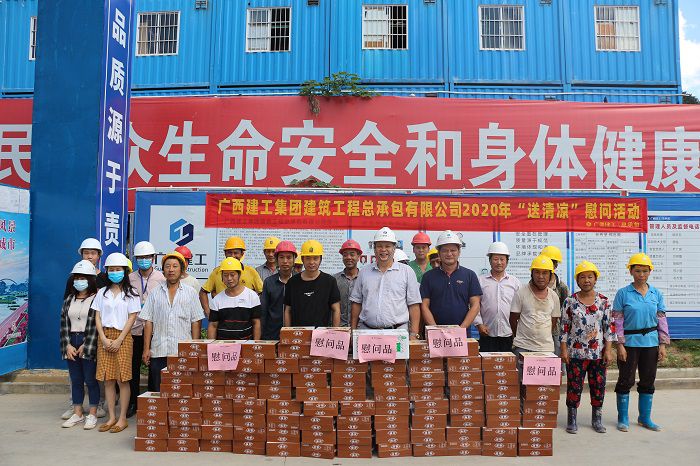 锦官阁项目送清凉。。。。。。。张钊林 摄.JPG