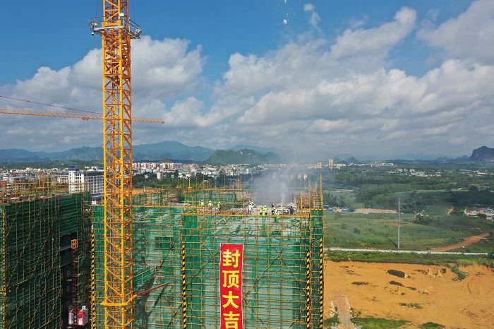 封顶照片。。。。。。。。卢瑞阳 摄.JPG