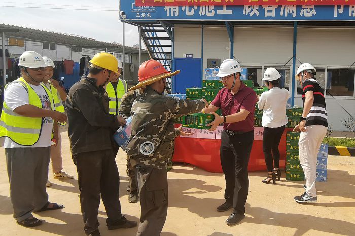 “送清凉”活动现场。。。。。。。。 梁武益 摄.jpg