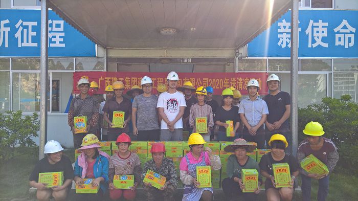 河池高中项目部慰问现场。。。。。 刘西岳 摄.jpg