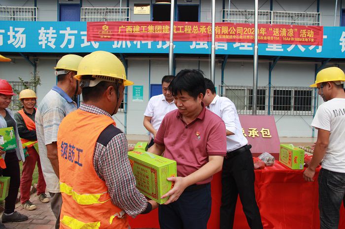 岑廷义在给工人发放慰问品。。。。。。。邓灿滨 摄.JPG