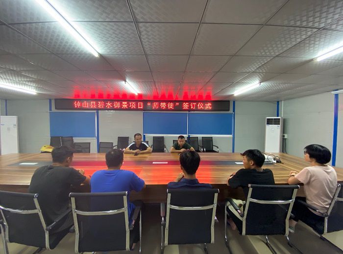 仪式现场。。。。。。。。韦秀丽 摄.jpg