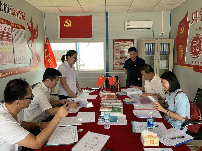 检查质料现场。。。。。。。蔡怡灵 摄.jpg