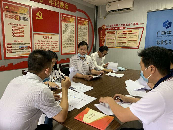 检查组检查质料。。。。。 刘萌萌 摄.jpg