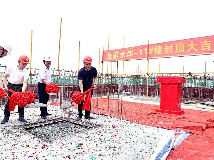 浇筑最后一方混土壤。。。。。周林哲 摄.jpg