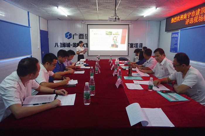 检查组听取事情汇报。。。。。。谢微旋 摄.JPG