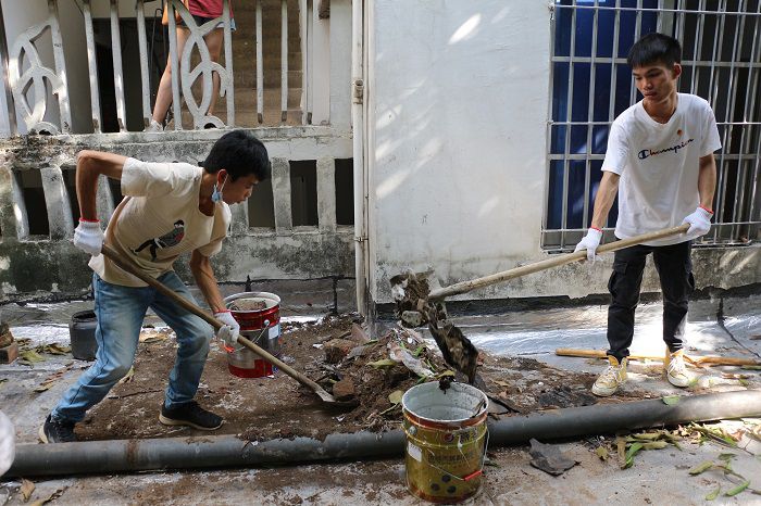 整理杂物。。。。。刘萌萌 摄.JPG