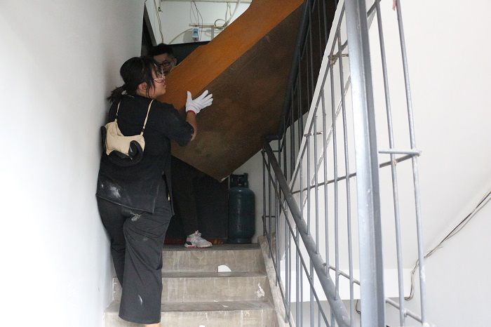 搬运杂物。。。。。刘萌萌 摄.JPG