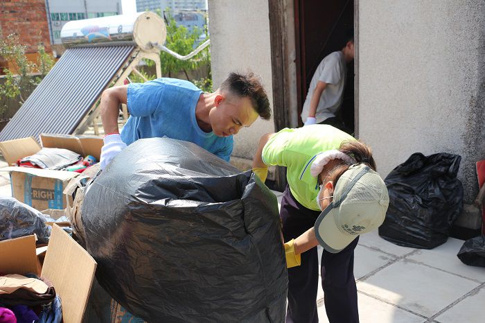 收运垃圾。。。。。刘萌萌 摄.JPG
