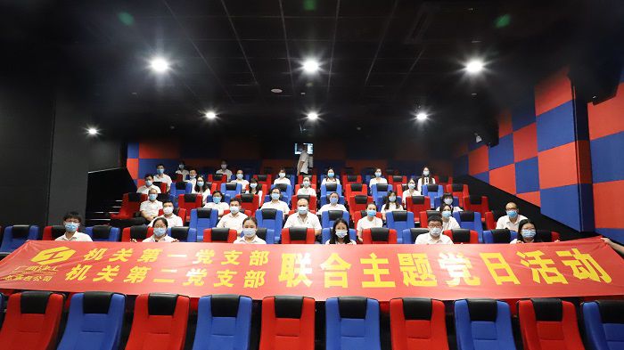 6号厅观影职员合影。。。。。。。李立云 摄.JPG