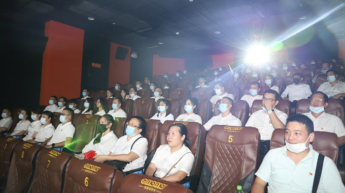 5号厅观影职员合影。。。。。。。邓灿滨 摄.JPG