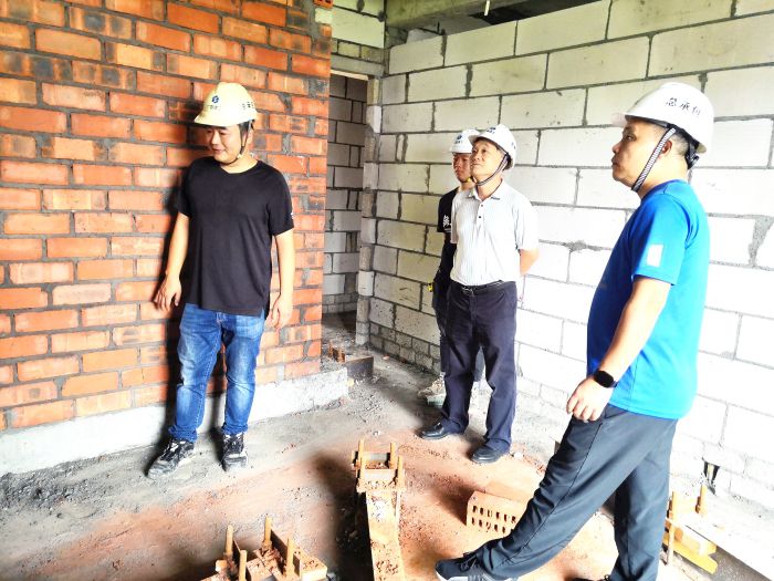 40砌砖检查。。。。。罗成 摄.jpg