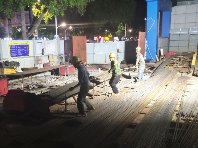 型钢梁钢筋昼夜连班制作绑扎。。。。。。。。屈元彪摄.jpg