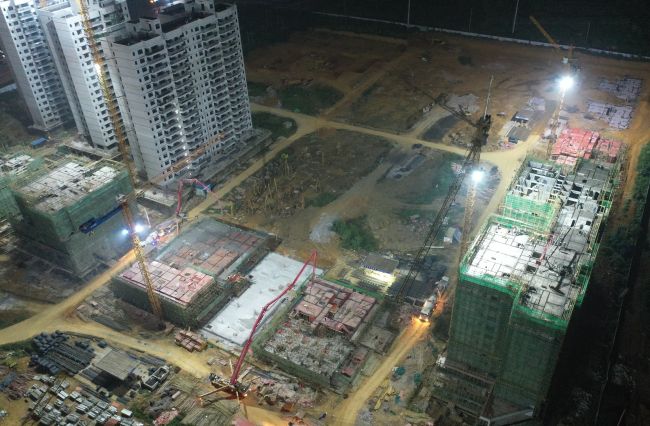 A地块夜间多个楼栋同时浇筑混凝土。。。。。。。。卢瑞阳 摄.jpg