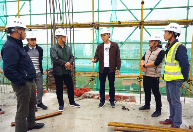 公司董事长、党委书记陈祖训深入现场调研指导。。。。。。唬唬唬；瓶『 摄.jpg