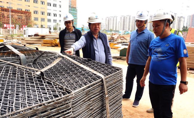 公司党委副书记、纪委书记、工会主席岑廷义深入现场审查。。。。。。谢微旋 摄.jpg