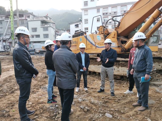 【曾总】到金秀民族小学项目检查。。。。。；；；；；；魄旄 摄.jpg