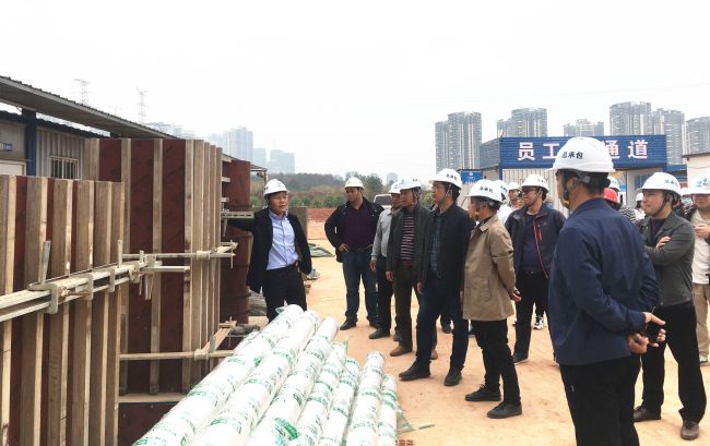 观摩现。。。。。，，，，各人认真学习。。。。。雷嘉兴 摄.jpg