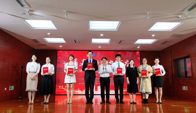 领奖现场。。。。。。郑诗宝 摄（修图）.jpg