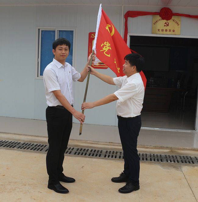 授旗仪式。。。。。。张钊林 摄（修图）.jpg